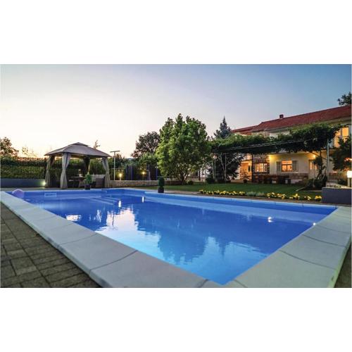 Five-Bedroom Holiday Home In Vinjani Donji