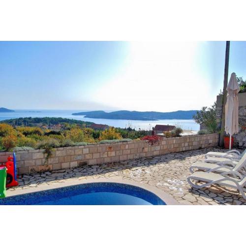 Five Bedroom Holiday Home with Pool