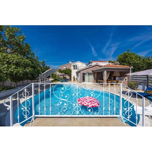 Five bedroom villa Emily with pool in Medulin