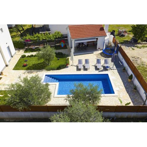 Flat with private pool rastane
