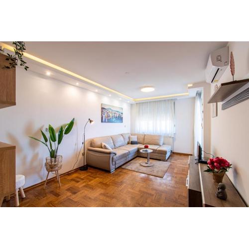Flexible SelfCheckIns 43 - Zagreb - Luxury - Parking - Loggia - Brand New