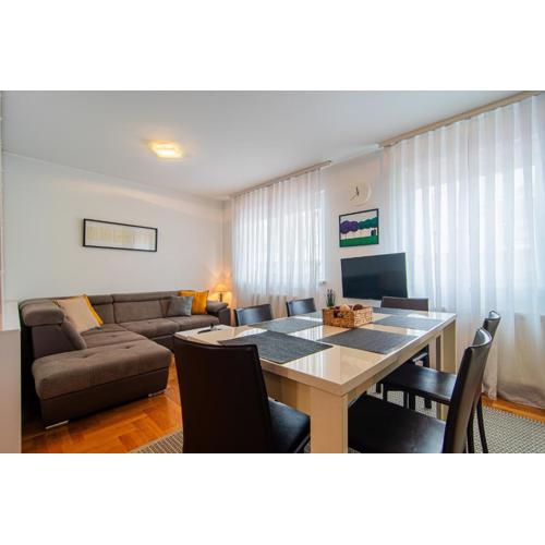Flexible SelfCheckIns 97 - Zagreb - Garden - Parking- Loggia - 2 Bedrooms
