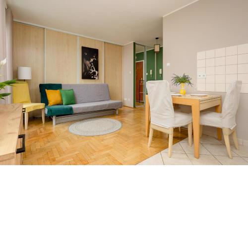 Floral Green Apartment with Balcony near Warszawa Gdańska by Noclegi Renters