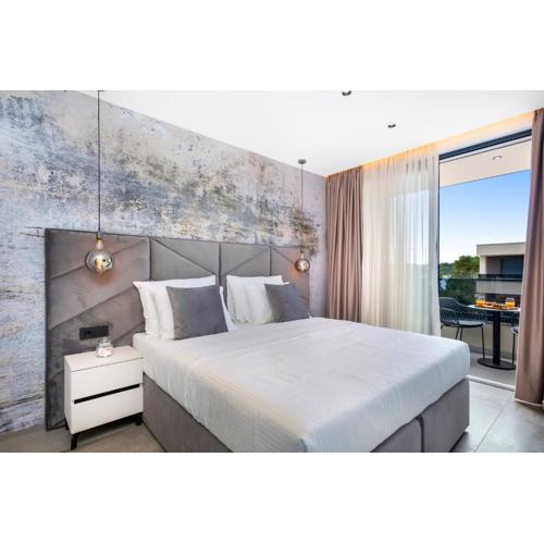 Fly Room - S6 - MPolo