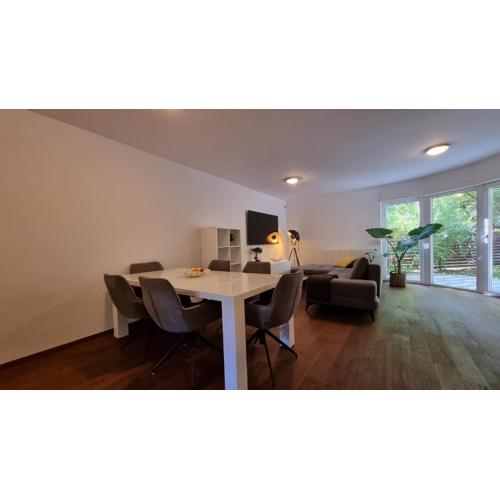 Forrest-Hugging Townhouse with Private Garden