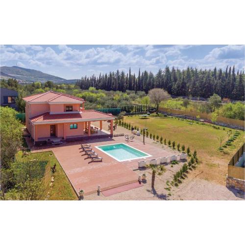 Four-Bedroom Holiday Home In Bilice
