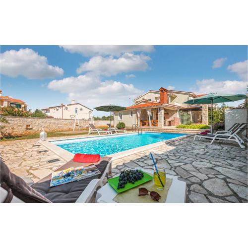 Four-Bedroom Holiday Home In Golubovo