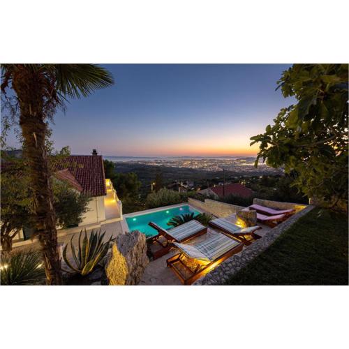 Four-Bedroom Holiday Home In Klis