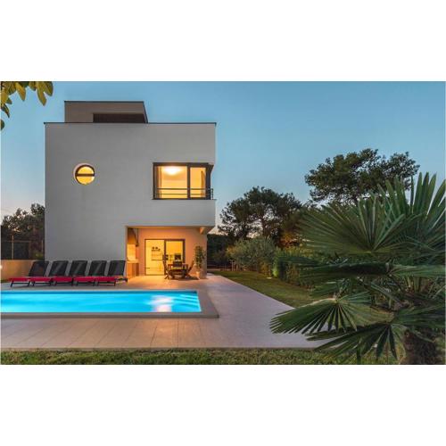 Four-Bedroom Holiday Home In Premantura