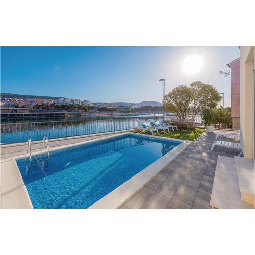 Four-Bedroom Holiday Home In Sibenik