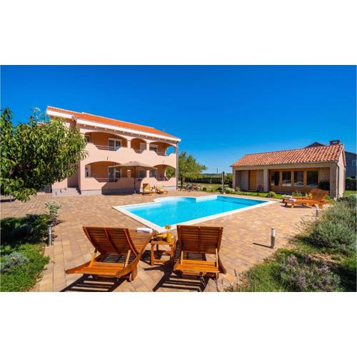 Four-Bedroom Holiday Home In Suhovare