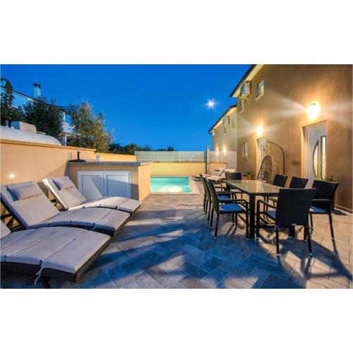 Four-Bedroom Holiday Home In Vodnjan
