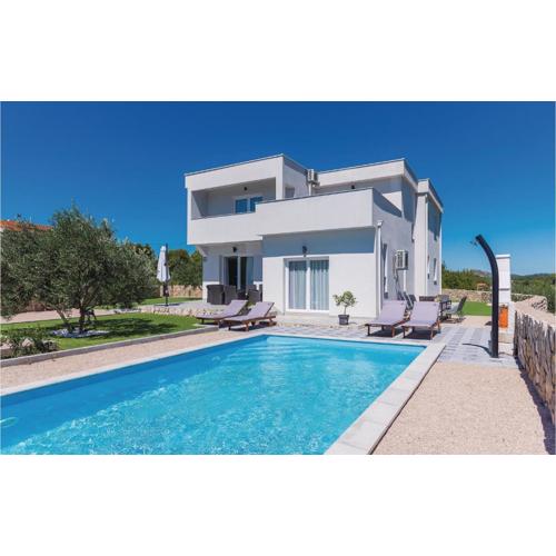 Four-Bedroom Holiday Home In Zaton