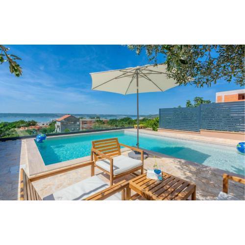 Four-Bedroom Holiday Home Maslenica With Sea View 01