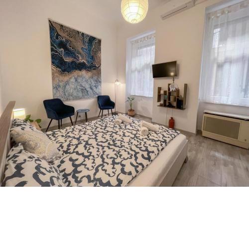 Free Parking, Downtown Apartment near New York Cafe