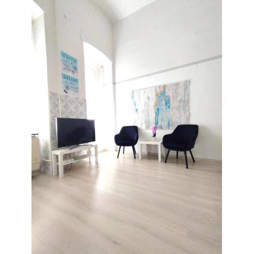 FREE PARKING GARAGE! Downtown apartment close to NEW YORK CAFÉ