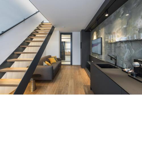 Fully renovated stylish duplex in a convenient location