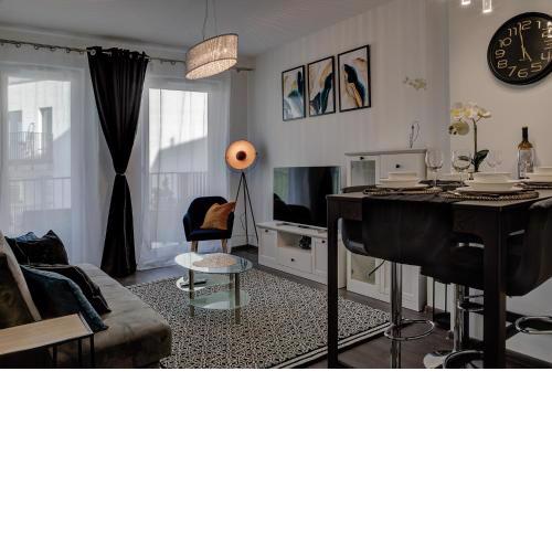 Garbary 104 - Modern Apt near Old Town - King Bed - Free Parking