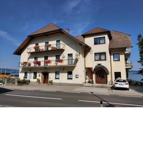 Gasthof mit Seeterasse & Appartements Zur Landeroith