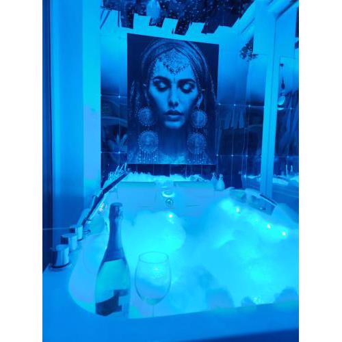 GDAŃSK CHMIELNA PRESTIGE HOME SPA apartments with luxury JACUZZI and SAUNA! Selected apartments also feature a MASSAGE CHAIR and HIMALAYAN SALT WALL with COLOR THERAPY SALT FOREST