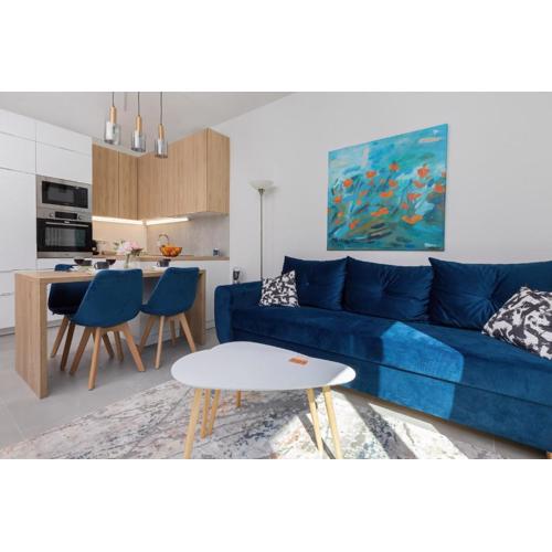 Gdańska Modern Apartment with Patio, Parking & Gym by Noclegi Renters