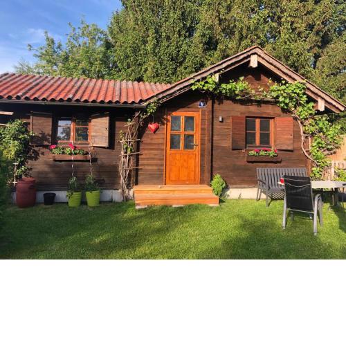 Gemütliche Blockhütte mit großem Garten