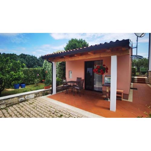 Gemütliches kleines Haus mit Klimaanlage, Wifi und entspannender Terrasse