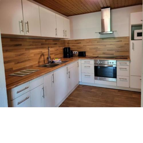 Geräumig ausgelegte Ferienwohnung in der oberen Etage mit Bergblick vom privaten Balkon