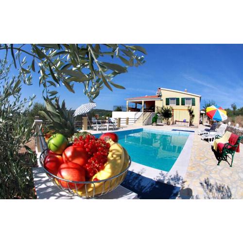 Geräumige Ferienvilla Mit Pool Und Meerblick
