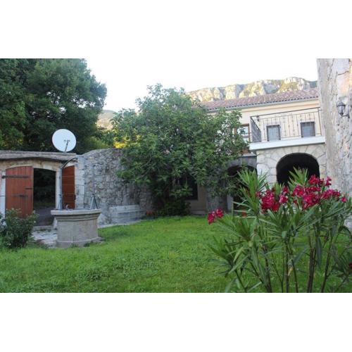 Geräumige Villa mit drei Schlafzimmern und einem ruhigen Garten