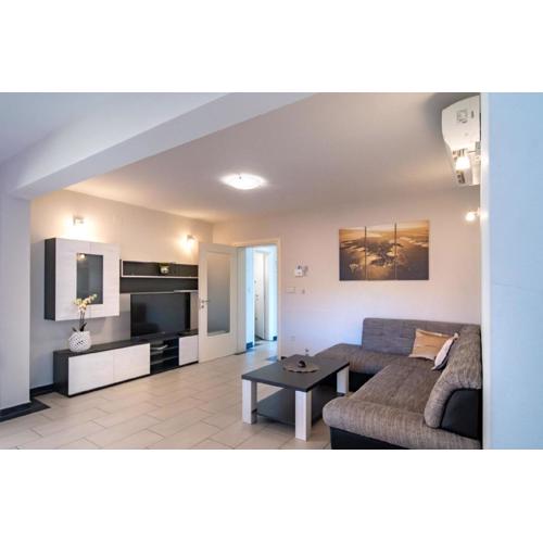Geräumige Wohnung in Lopar mit Terrasse, Grill und Garten