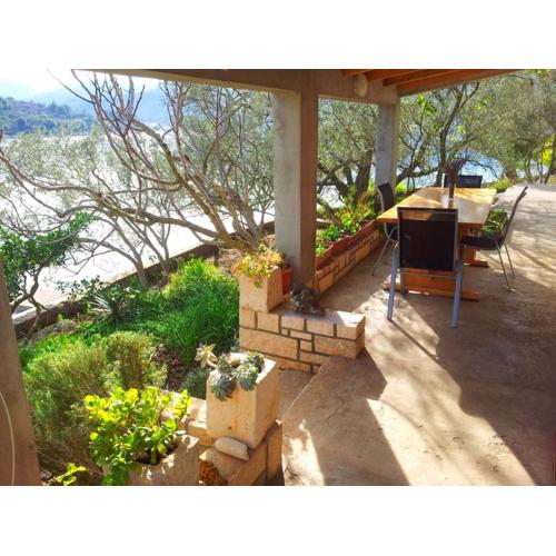 Getaway Beach House-One Bedroom Holiday Home with Terrace and Sea View