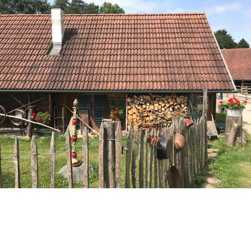 Getreidekasten auf einer Lamafarm