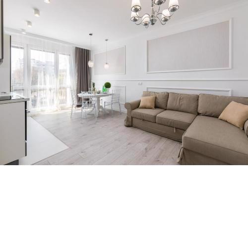 Glam Apartment Miła with Balcony in Warsaw by Noclegi Renters
