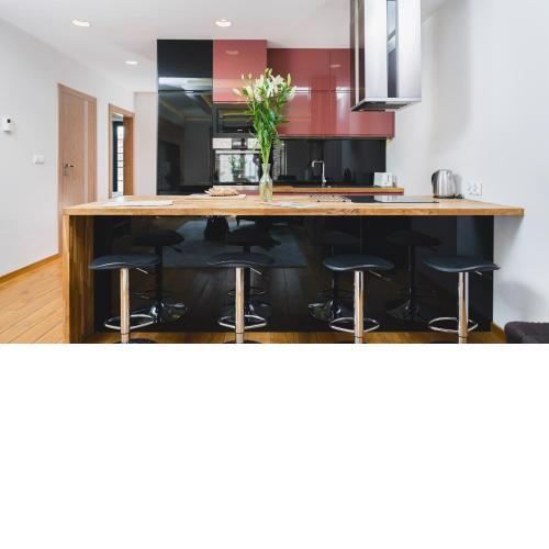 Glam Brewery Suite - Deluxe Apartment with Parking - by Upstairs