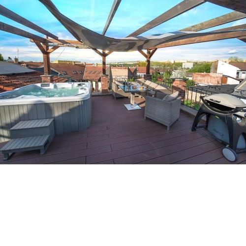 Glamorous Jacuzzi Loft Apartment with Roof Terrace