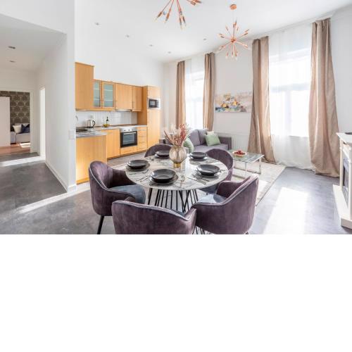 Glorious Central Apartment next to the New York Café