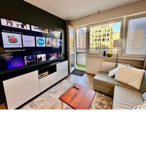 Gold 5 fast WiFi 1 Gbs big 85'TV Netflix HBO Disney+
