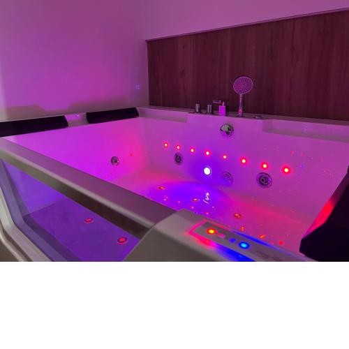Gold Sleep apartament we Wrocławiu z prywatnym jacuzzi i dużym łóżkiem