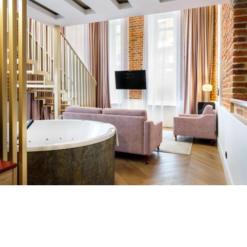 Golden Queen Deluxe Jacuzzi Apartments - Old Town