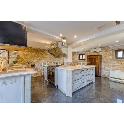 Golden Roots Estate