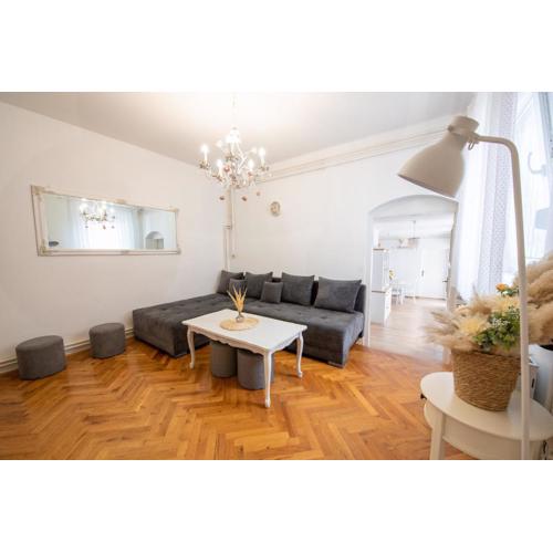 GoodLife Holiday House - Family & Friends