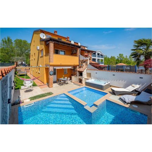 Gorgeous Apartment In Baderna