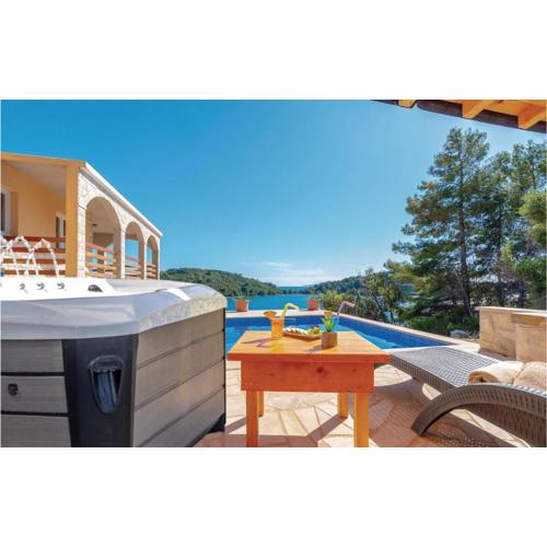 Gorgeous Apartment In Karbuni With Wifi