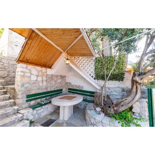 Gorgeous Apartment In Lokva Rogoznica With Wifi
