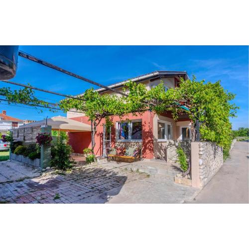 Gorgeous Apartment In Nin With Wifi