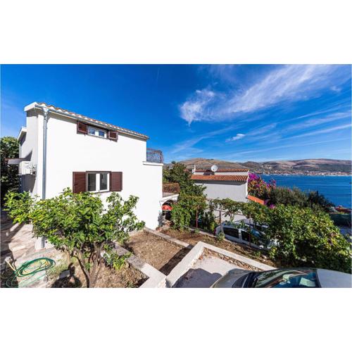 Gorgeous Apartment In Okrug Donji