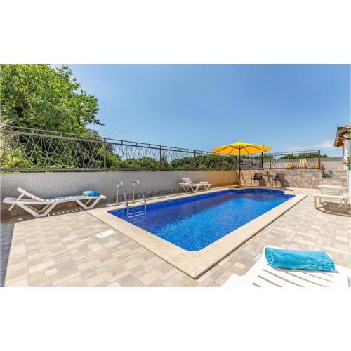 Gorgeous Apartment In Pula With Kitchen