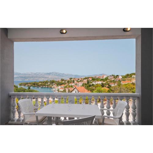 Gorgeous Apartment In Supetar-Splitska