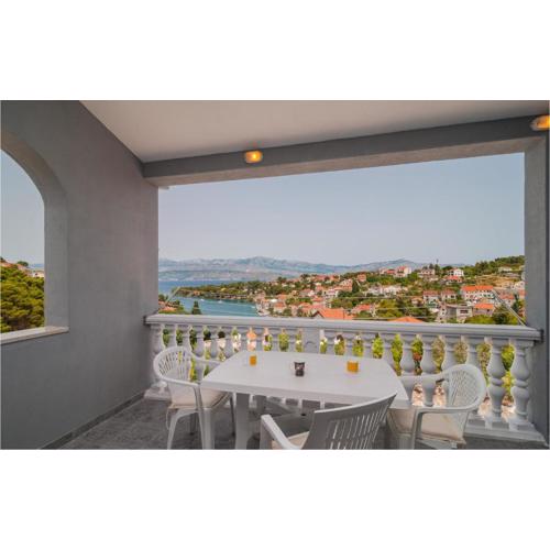 Gorgeous Apartment In Supetar-Splitska